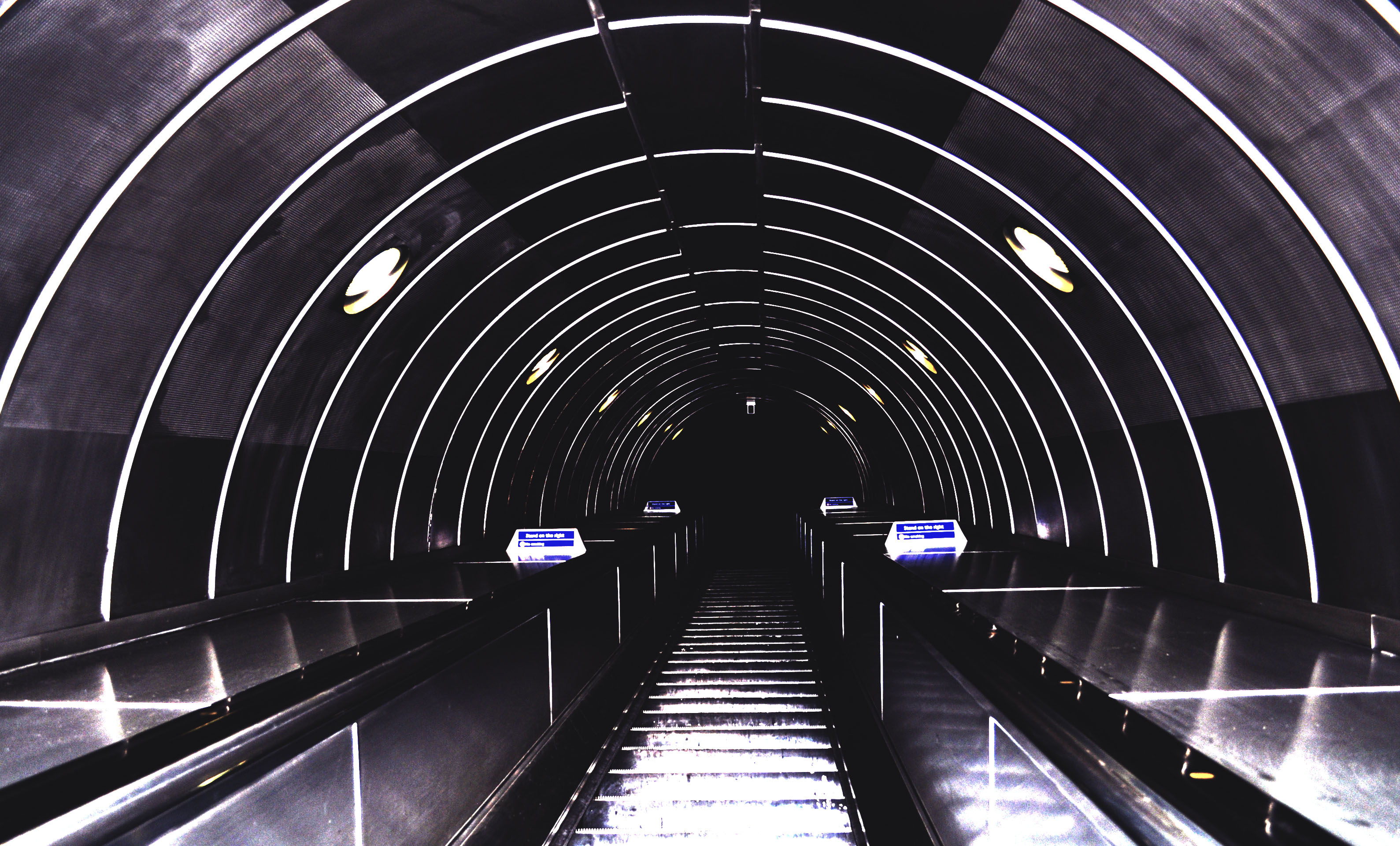 14_tunel-to-oblivion-london-underground-is-suicidal